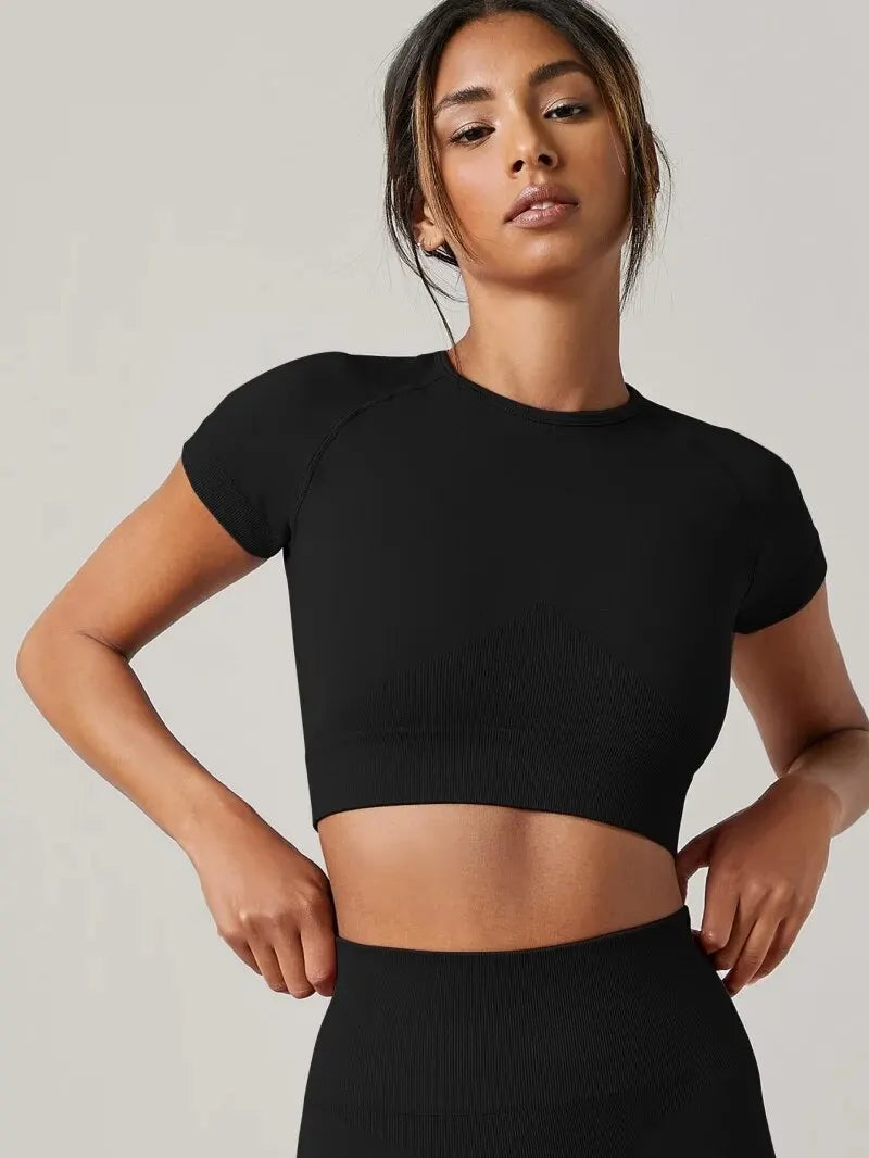 Crop top seamless negro de manga corta para mujer, vista frontal