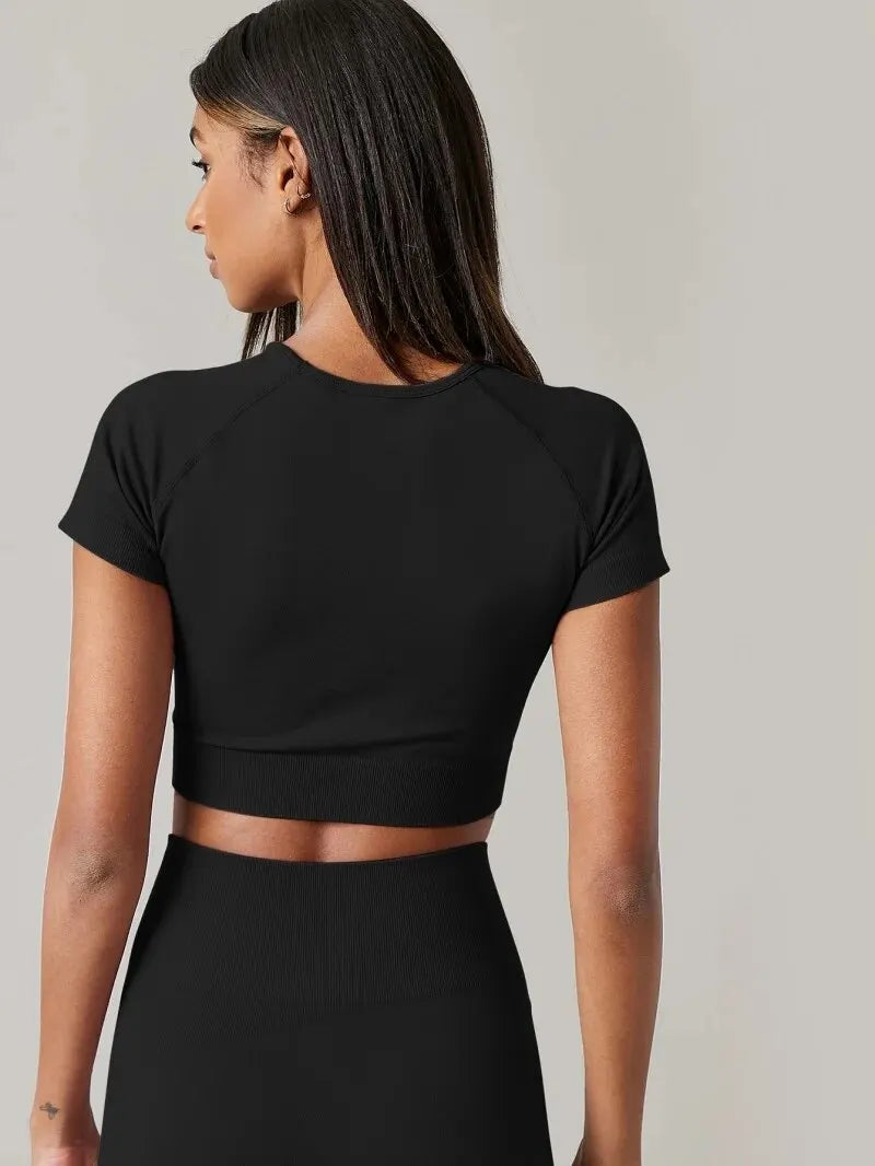 Crop top seamless negro de manga corta, vista de espalda